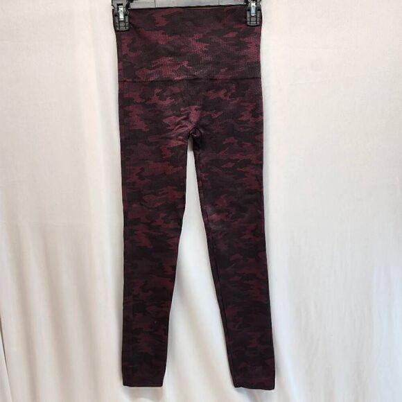 SPANX Size Medium Look at Me Now Red Camo Leggings O1 - Picture 3 of 6